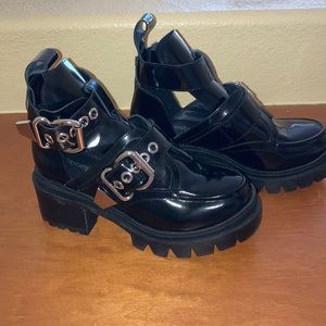 CRAVEN-LO bootie Will not accept less than $200 make note please